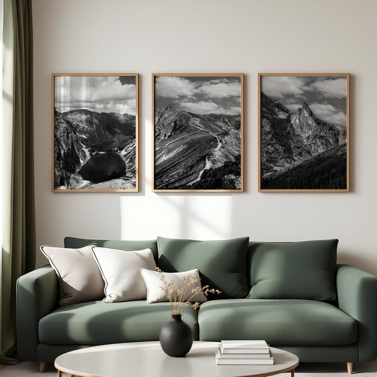 galeria plakatów tatry trzy oblicza w salonie nad kanapą