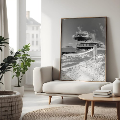 plakat karkonosze światło na szczycie śnieżki w czerni i bieli w salonie