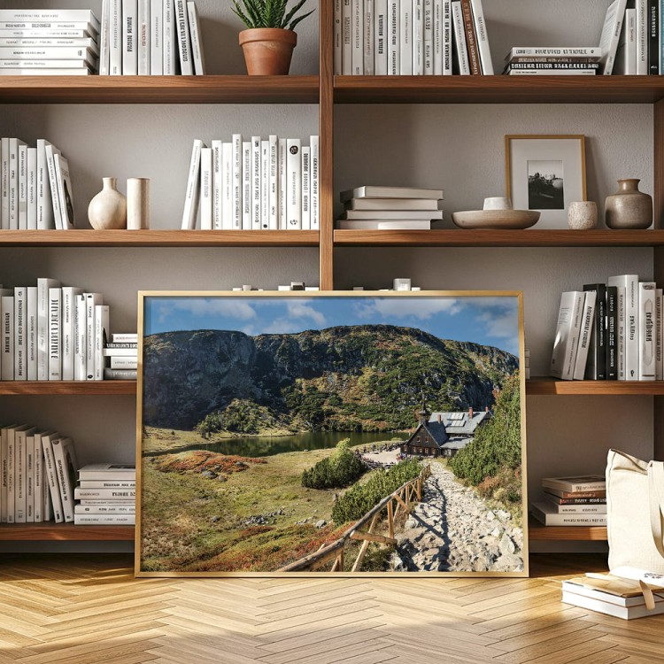 plakat karkonosze samotnia w drewnianej ramie w salonie