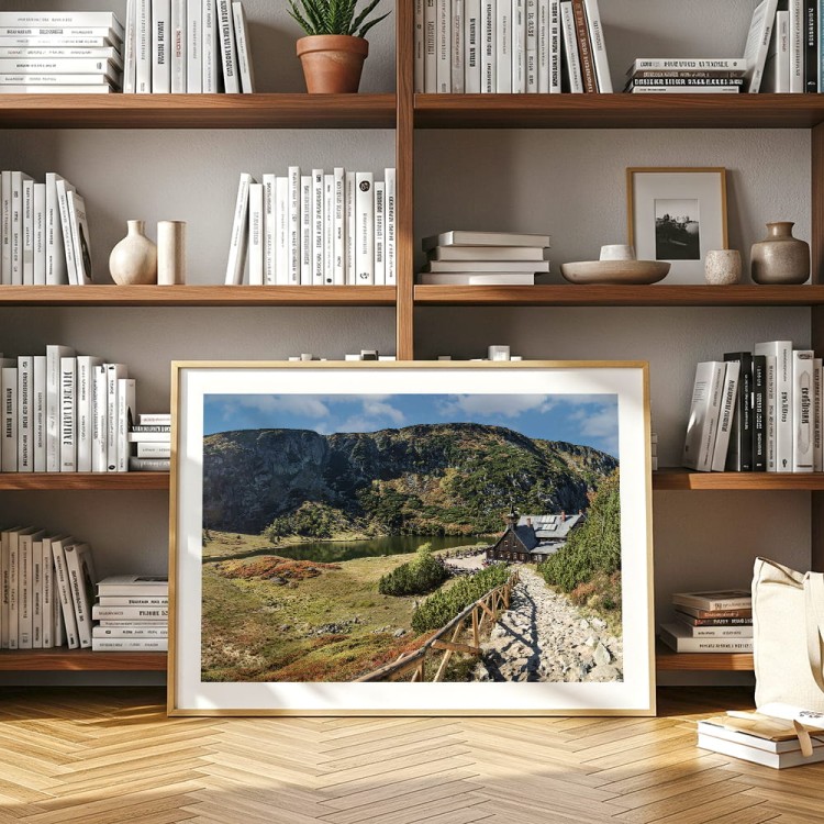 plakat karkonosze samotnia z białym obramowaniem w drewnianej ramie w salonie