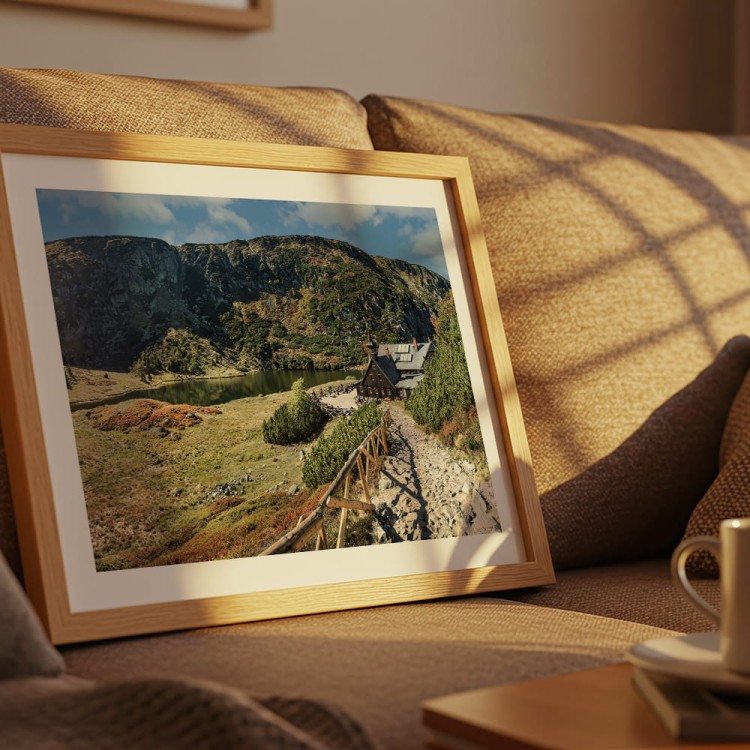 plakat karkonosze samotnia z białym obramowaniem dekoracja w drewnianej ramie