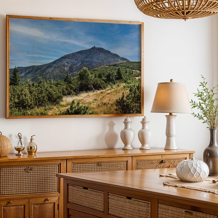 plakat karkonosze śnieżka nad komodą