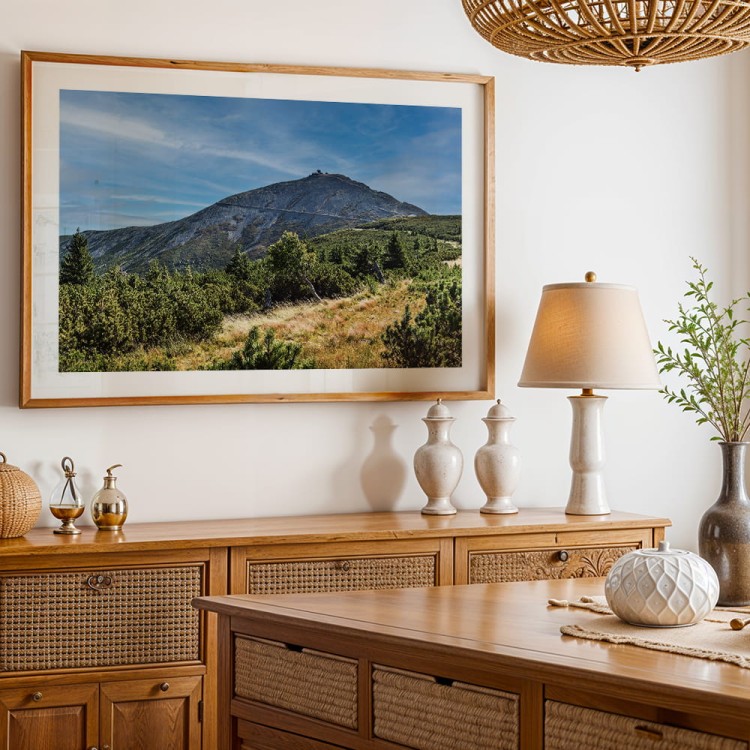 plakat karkonosze śnieżka z białym obramowaniem nad komodą