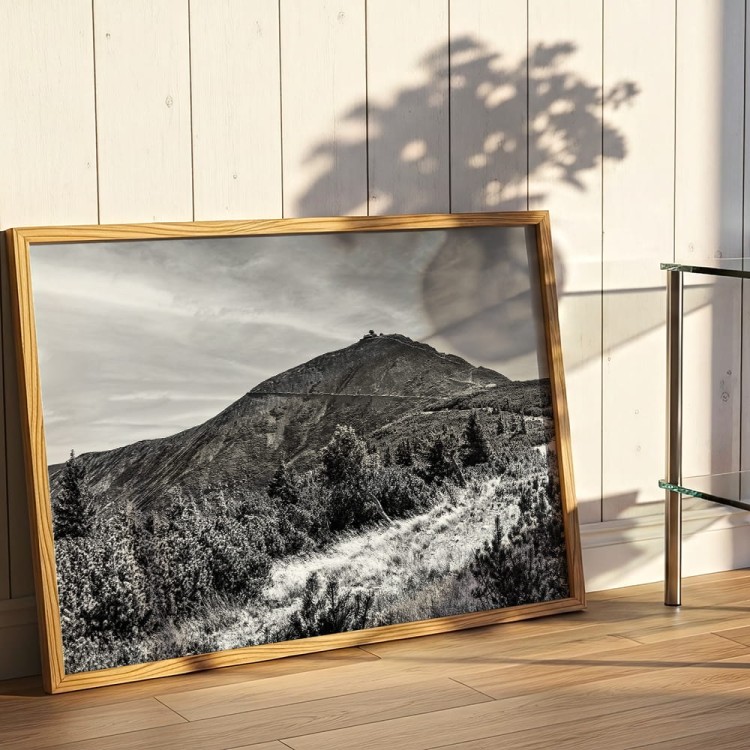 plakat karkonosze śnieżka w czerni i bieli w drewnianej ramie