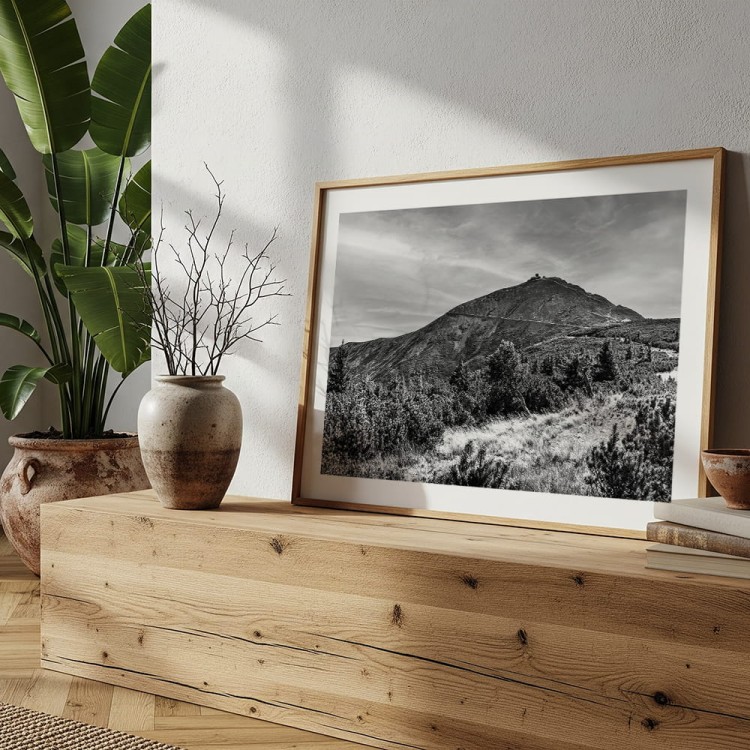 plakat karkonosze śnieżka w czerni i bieli z białym obramowaniem w salonie
