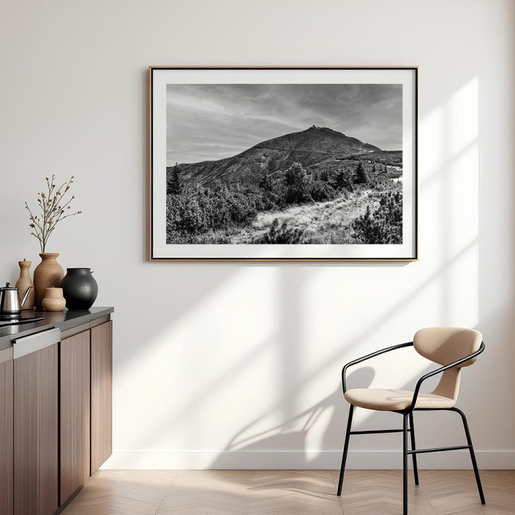 plakat karkonosze śnieżka w czerni i bieli z białym obramowaniem w kuchni