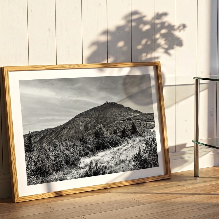 plakat karkonosze śnieżka w czerni i bieli z białym obramowaniem w drewnianej ramie