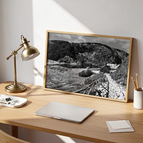 plakat karkonosze samotnia w czerni i bieli w drewnianej ramie