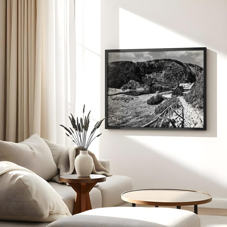 plakat karkonosze samotnia w czerni i bieli w salonie