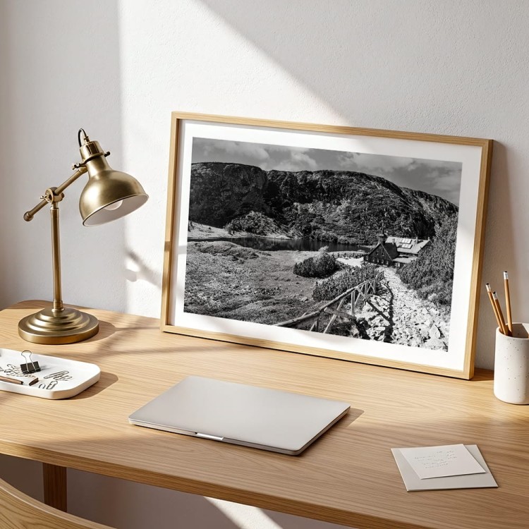 plakat karkonosze samotnia w czerni i bieli z białym obramowaniem w drewnianej ramie