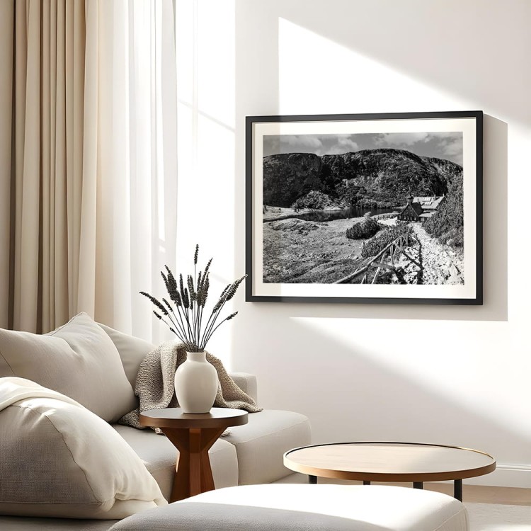 plakat karkonosze samotnia w czerni i bieli z białym obramowaniem w salonie
