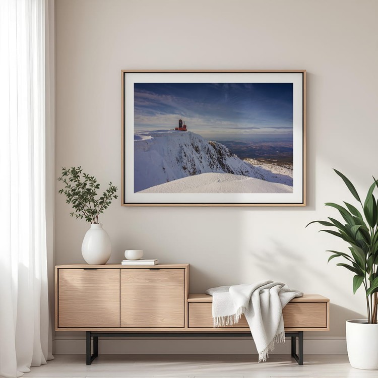 plakat karkonosze śnieżne kotły z białym obramowaniem w salonie