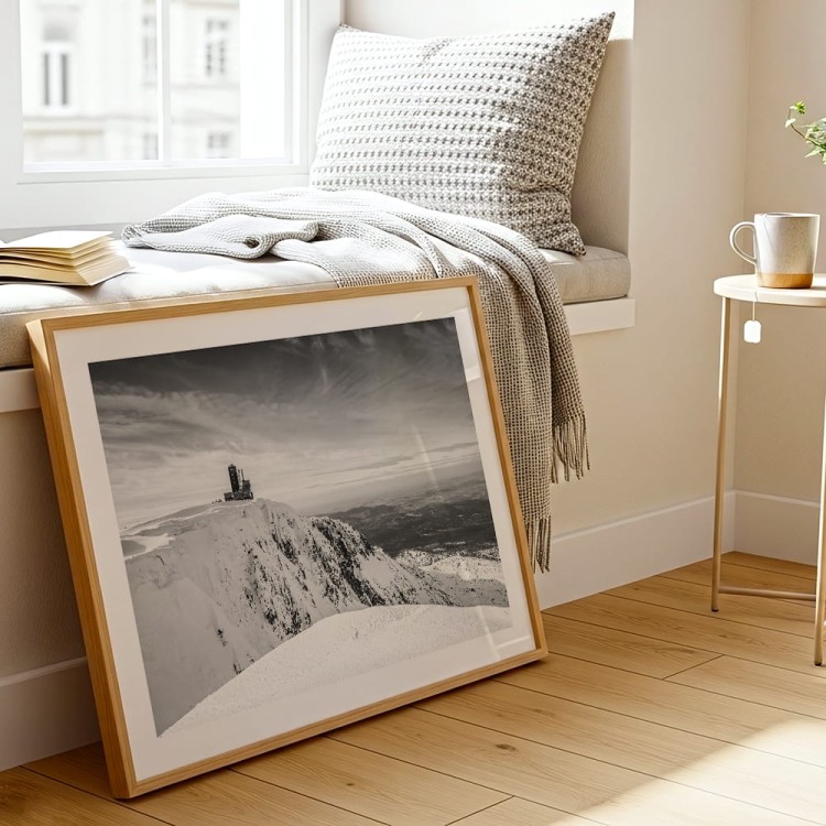 plakat karkonosze śnieżne kotły w czerni i bieli z białym obramowaniem w pokoju młodzieżowym