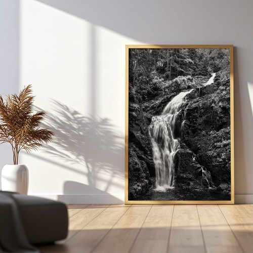 plakat karkonosze wodospad kamieńczyka w czerni i bieli w drewnianej ramie