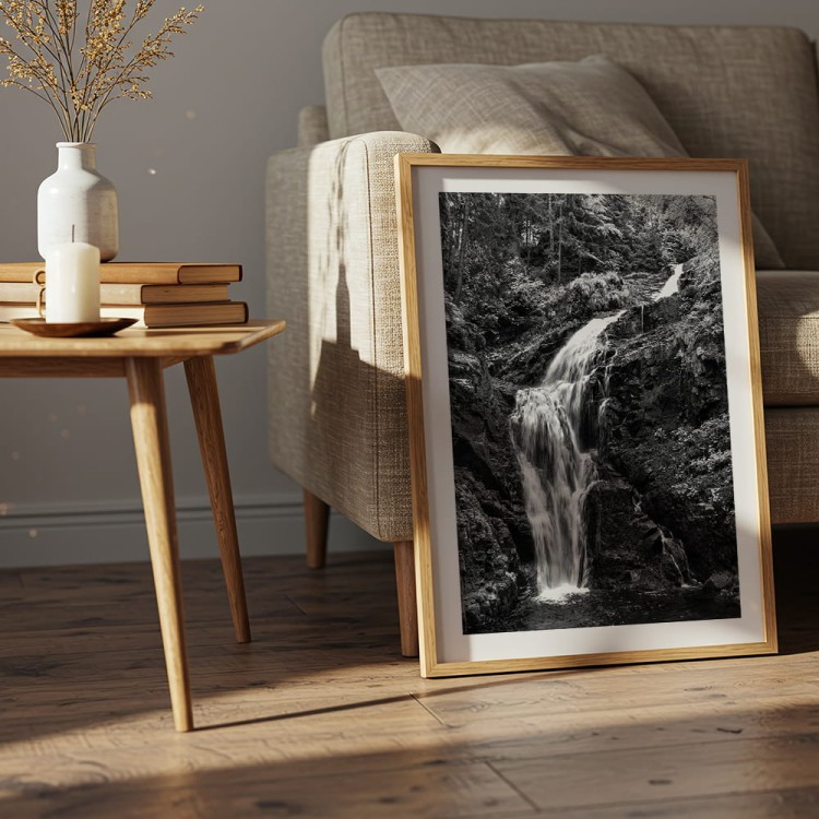 plakat karkonosze wodospad kamieńczyka w czerni i bieli z białym obramowaniem w salonie