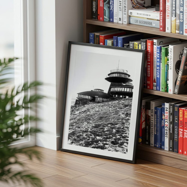 plakat karkonosze zmierzch na śnieżce w czerni i bieli z białym obramowaniem w salonie