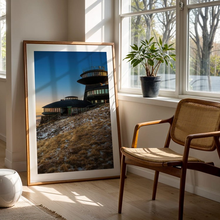 plakat karkonosze zmierzch na śnieżce z białym obramowaniem w salonie