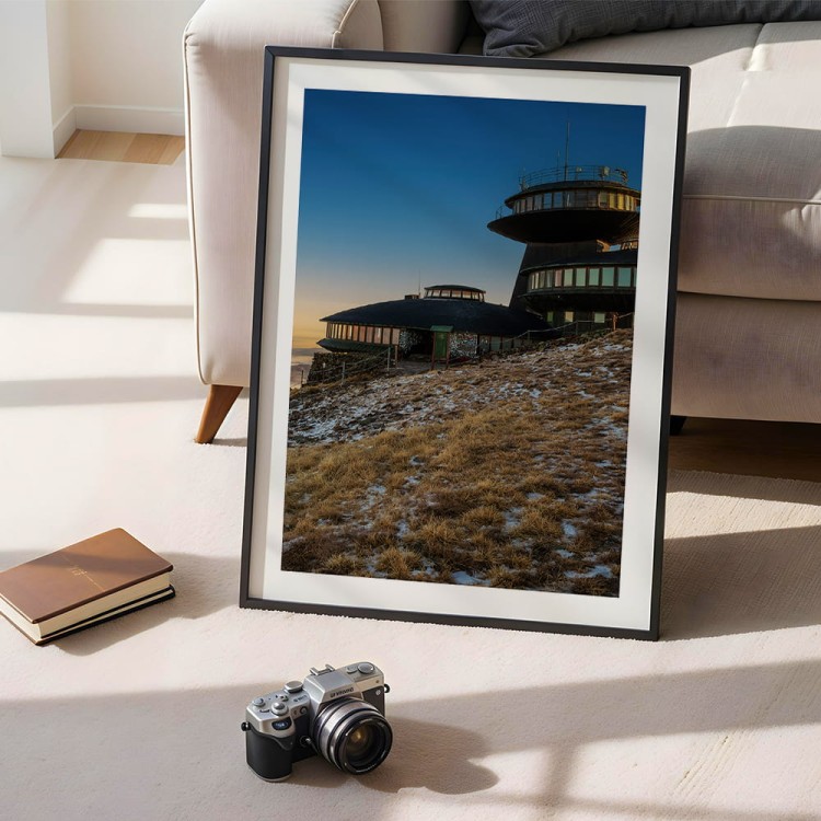 plakat karkonosze zmierzch na śnieżce z białym obramowaniem w czarnej ramie