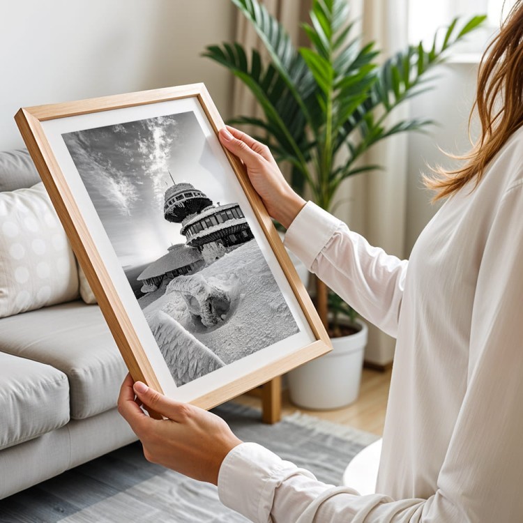 plakat karkonosze obserwatorium na śnieżce w czerni i bieli z białym obramowaniem w drewnianej ramie