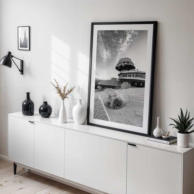 plakat karkonosze obserwatorium na śnieżce w czerni i bieli z białym obramowaniem w salonie