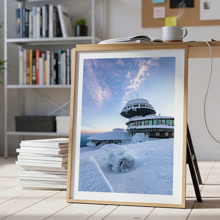 plakat karkonosze obserwatorium na śnieżce z białym obramowaniem w biurze