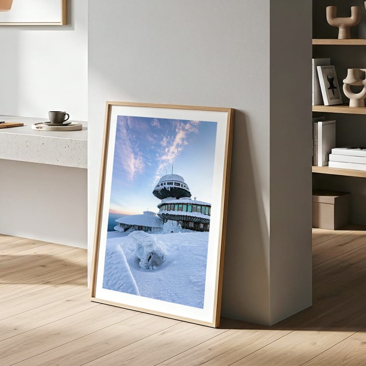 plakat karkonosze obserwatorium na śnieżce z białym obramowaniem w salonie