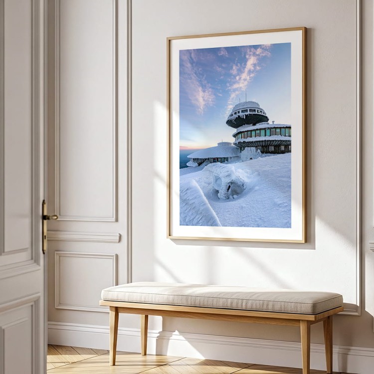 plakat karkonosze obserwatorium na śnieżce z białym obramowaniem w przedpokoju