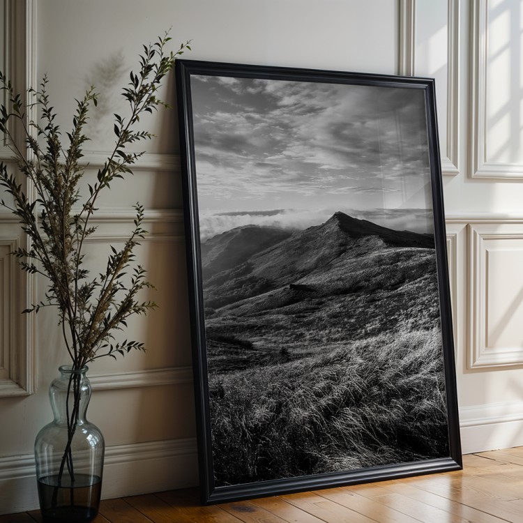 plakat bieszczady połonina w czerni i bieli w czarnej ramie