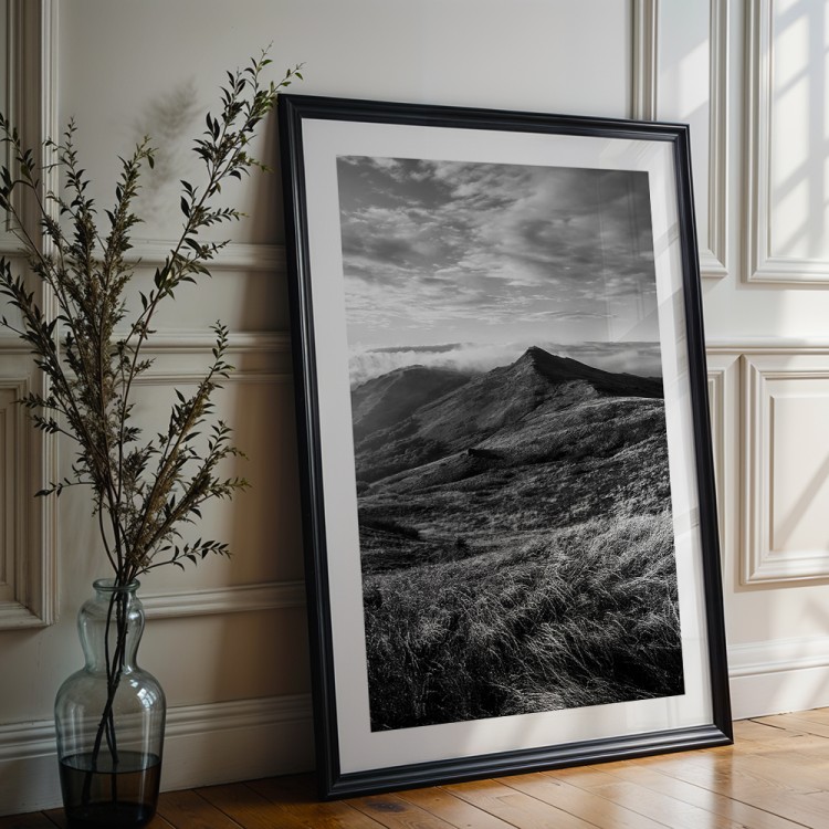 plakat bieszczady połonina w czerni i bieli z białym obramowaniem w czarnej ramie