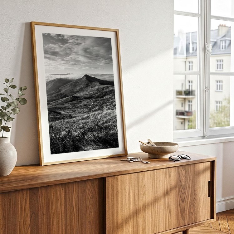 plakat bieszczady połonina w czerni i bieli z białym obramowaniem w salonie