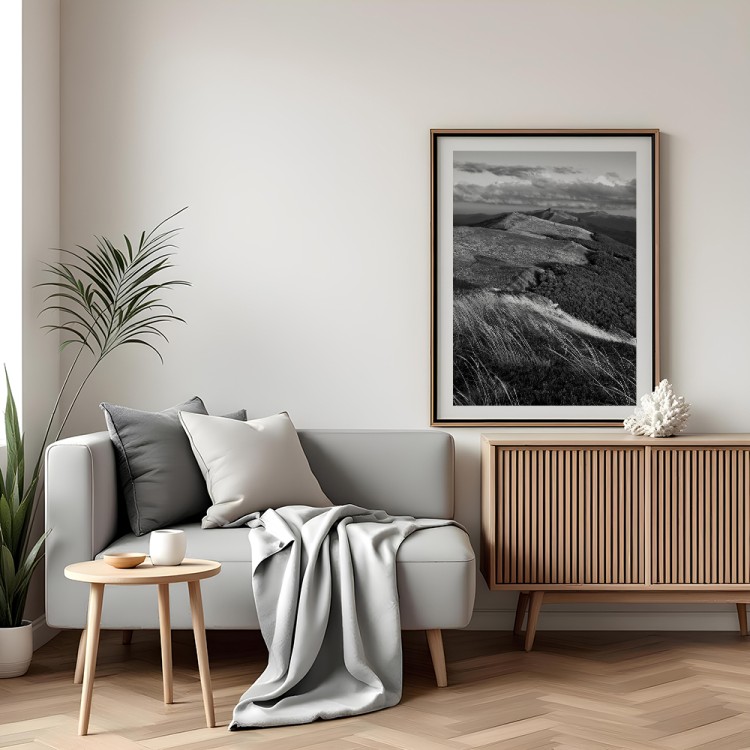 plakat bieszczady grzbiet połoniny w czerni i bieli z białym obramowaniem w salonie