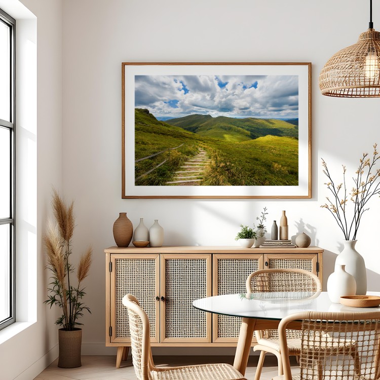 plakat bieszczady szlak na zielonej połoninie z białym obramowaniem w jadalni