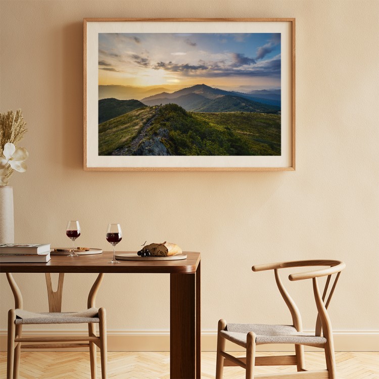 plakat bieszczady połoniny w świetle zachodu z białym obramowaniem w jadalni