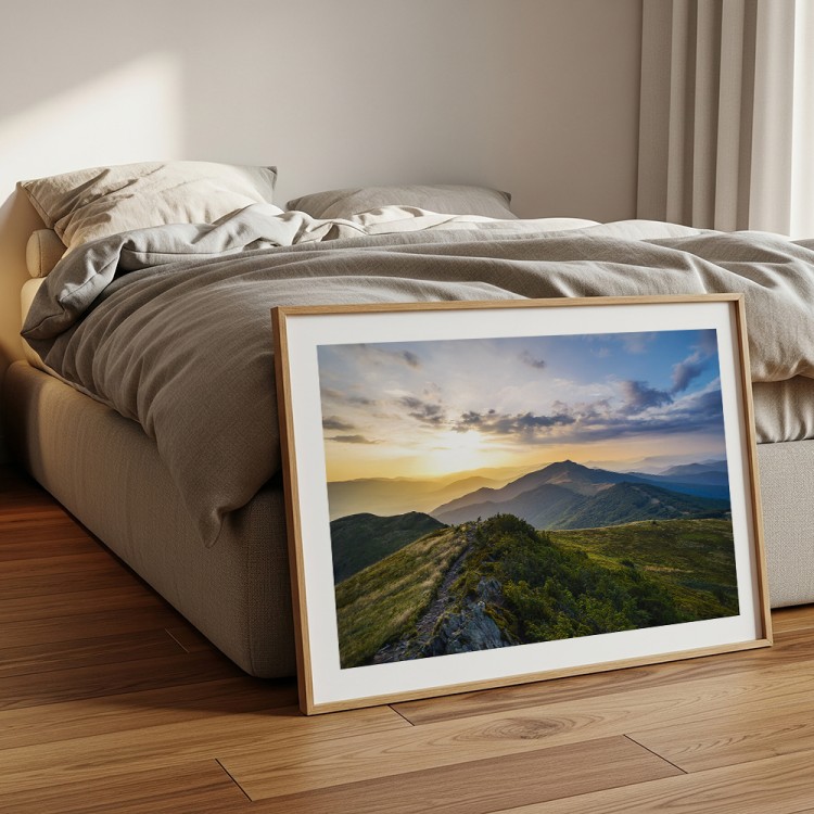 plakat bieszczady połoniny w świetle zachodu z białym obramowaniem w sypialni