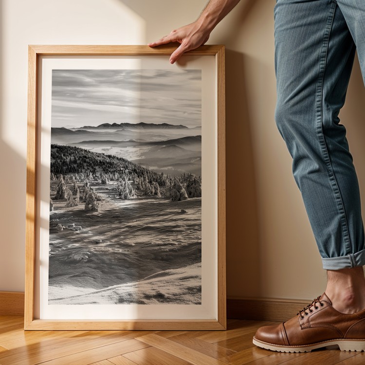 plakat beskidy zimowa panorama gór z białym obramowaniem w drewnianej ramie