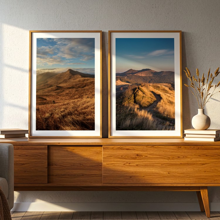 galeria plakatów bieszczady złote połoniny z białym obramowaniem w salonie w drewnianych ramach