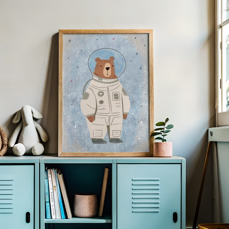 plakat miś astronauta w drewnianej ramce w pokoju chłopca