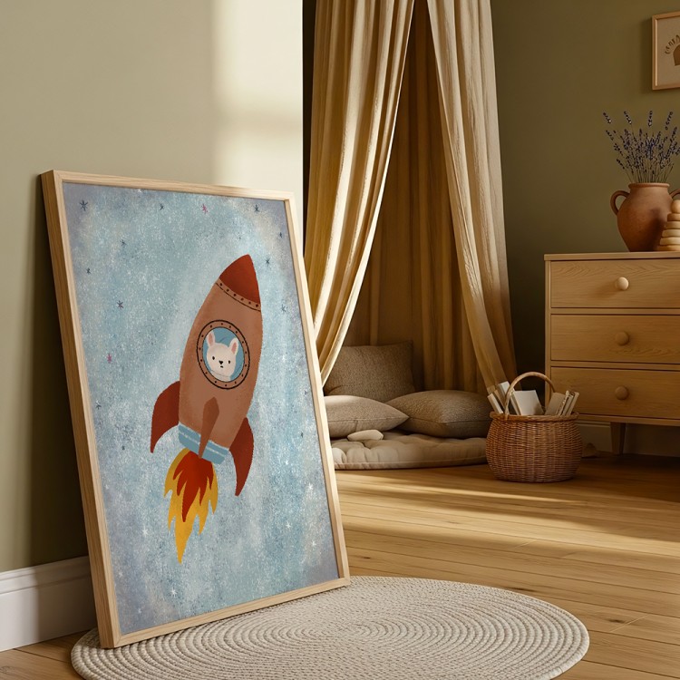plakat królik w rakiecie w drewnianej ramie w pokoju zabaw