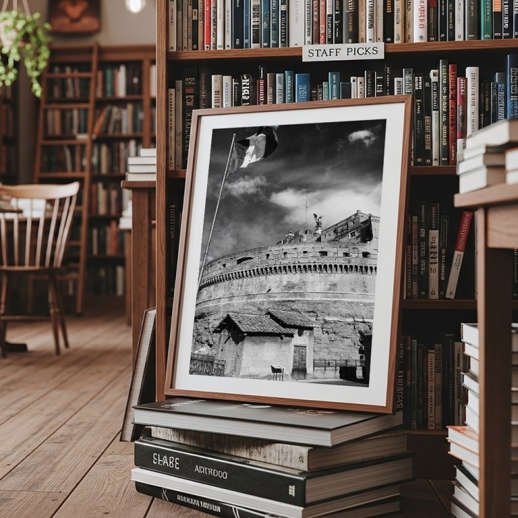 plakat rzym zamek świętego anioła w czerni i bieli z białym obramowaniem w brązowej ramie