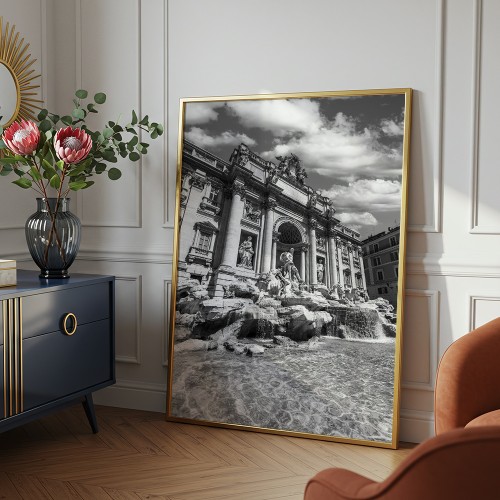 plakat rzym fontanna di trevi w czerni i bieli w złotej ramie w salonie