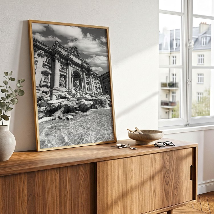 plakat rzym fontanna di trevi czarno-biała w drewnianej ramie na komodzie