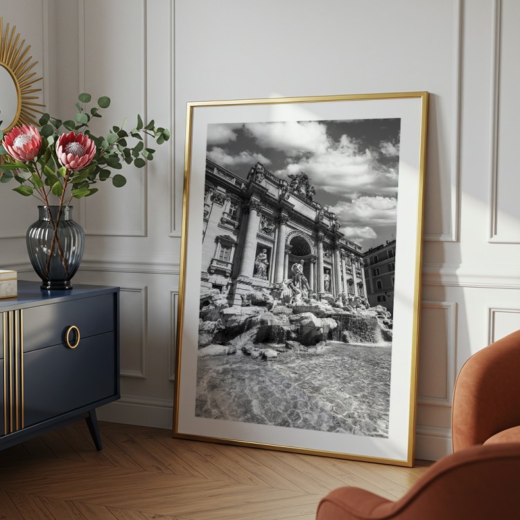 plakat rzym fontanna di trevi czarno-biała z białym obramowaniem w złotej ramie w salonie