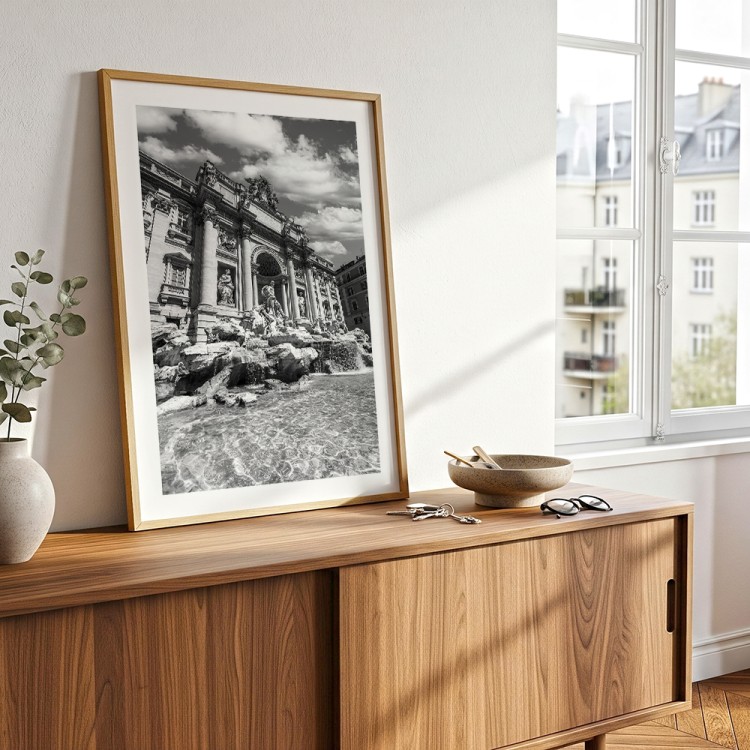 plakat rzym fontanna di trevi czarno-biała z białym obramowaniem w drewnianej ramie na komodzie