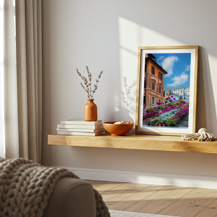 plakat rzym schody hiszpańskie w kwiatach z białym obramowaniem w drewnianej ramie w salonie