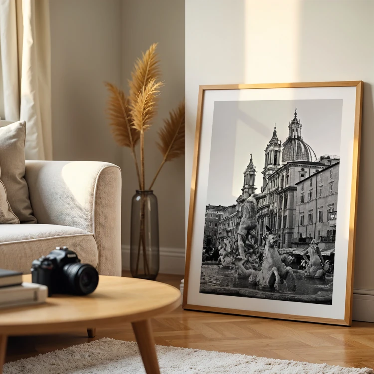plakat rzym fontanna na piazza navona w czerni i bieli z białym obramowaniem w salonie