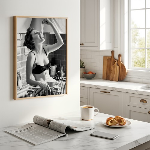 plakat dziewczyna w kuchni w drewnianej ramie na ścianie