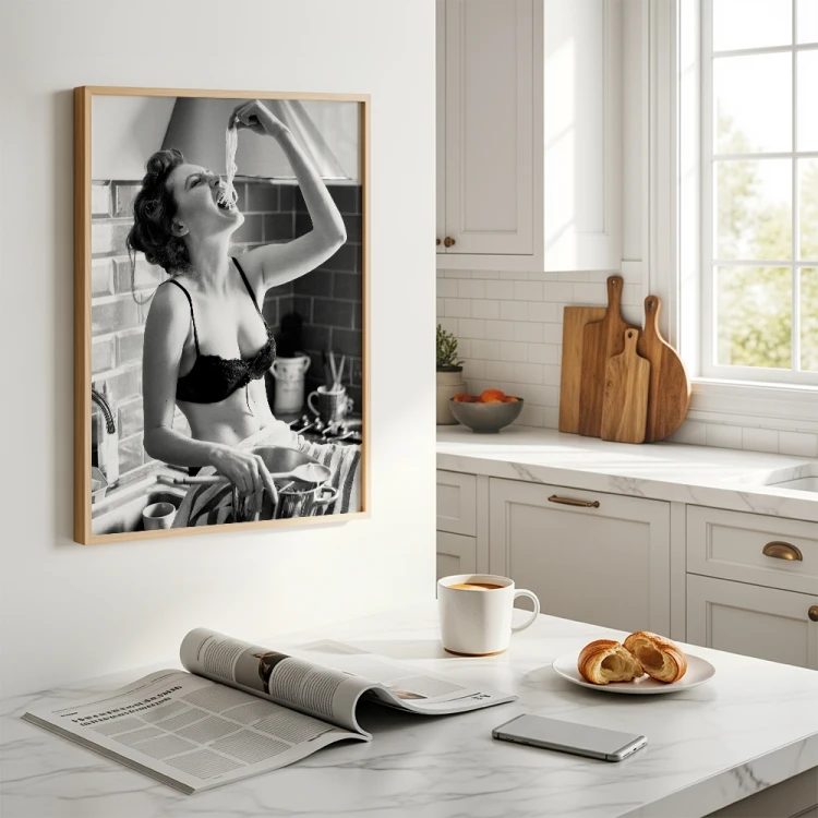 plakat dziewczyna w kuchni w drewnianej ramie na ścianie