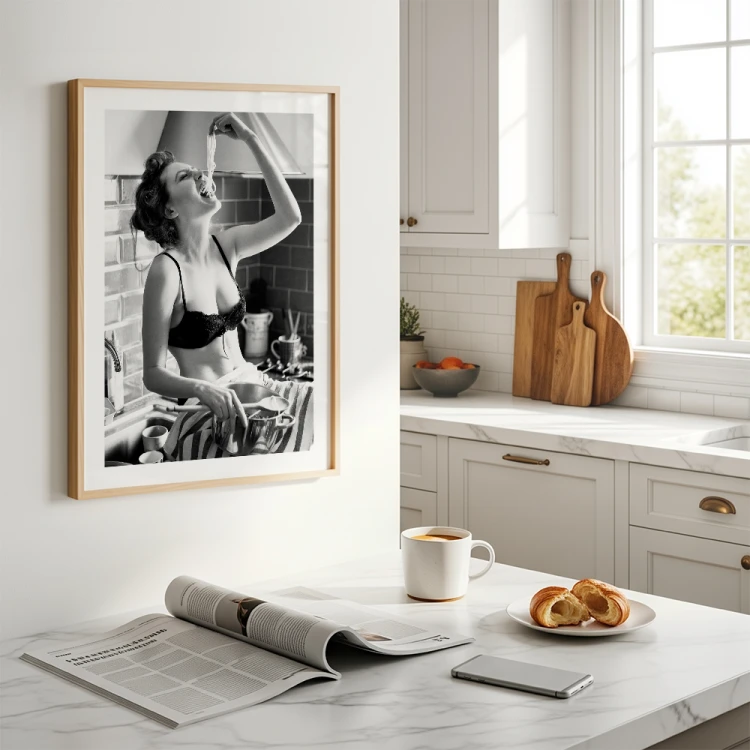 plakat dziewczyna w kuchni z białym obramowaniem w drewnianej ramie na ścianie