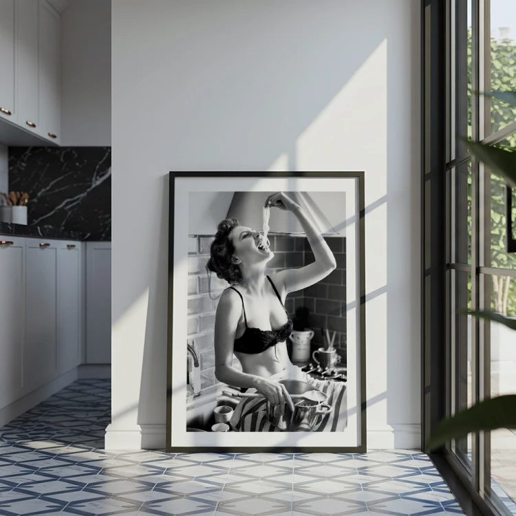 plakat dziewczyna w kuchni z białym obramowaniem duży format