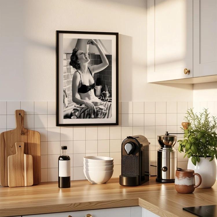 plakat dziewczyna w kuchni z białym obramowaniem w kuchni w czarnej ramce